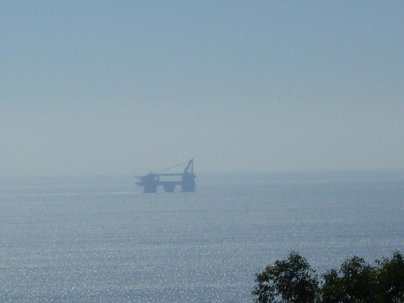 Spanien2010_5 051.jpg - A drilling platform was coming by :-))))